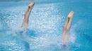 Pasangan Andriyan (kanan) dan M. Yudha Prasetyo menyelam ke dalam air setelah melakukan lompatan dalam nomor papan lompat indah putra Indonesia Open Aquatic Championships 2025 (IOAC 2025) di Stadion Akuatik GBK, Senayan, Jakarta, Selasa (25/11/2025). (Bola.com/Bagaskara Lazuardi)