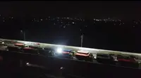 Uji beban di Tol MBZ. dengan menaikkan 12 unit truk secara bertahap. Setiap truk memuat pasir sehingga berat masing-masing truk sebesar 30 ton. (Istimewa)