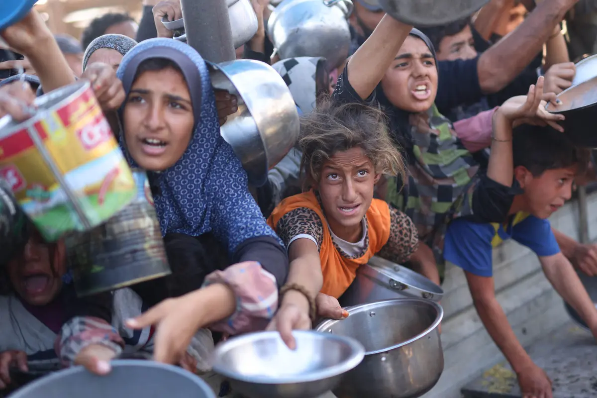 Krisis Pangan di Gaza, Rintih Tangis Anak-anak Pengungsi Palestina Saat Antre Makanan