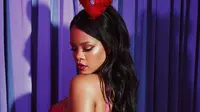 Rihanna pakaia headband rancangan Rinaldy Yunardi (Instagram @badgalriri)