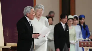 Kaisar Akihito didampingi Permaisuri Michiko menyampaikan pidato saat upacara turun takhta di Istana Kekaisaran, Tokyo, Jepang, Jumat (30/4/2019). Ritual turun takhta ini disebut dengan Taiirei-Seiden-no-gi. (Japan Pool/Pool via REUTERS)
