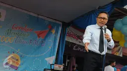 Ketua MPR RI, Zulkifli Hasan memberikan sambutan saat acara Gerakan Mengajar 1000 Guru di Car Free Day, Jakarta, Minggu (27/11). Acara tersebut  mengkampanyekan pentingnya pendidikan di usia dini. (Liputan6.com/Helmi Afandi)