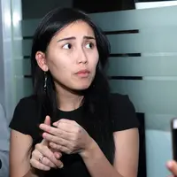 Saling memberi masukan dengan sahabat merupakan hal yang menyenangkan, terlebih jika itu merupakan hal positif yang dapat memperbaiki diri. Seperti yang dilakukan Julia Perez dan Ayu Ting Ting. (Deki Prayoga/Bintang.com)