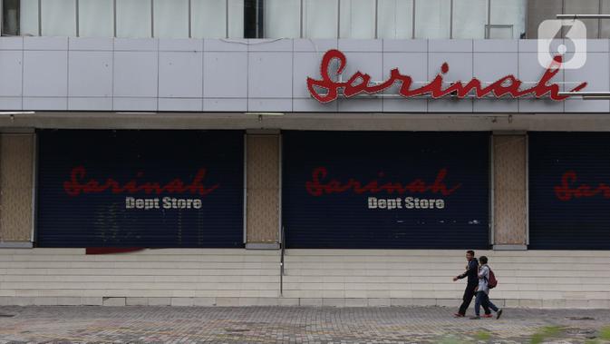 Pejalan kaki melintas di depan pusat perbelanjaan Sarinah, Jakarta, Jumat (3/4/2020). Pemerintah menetapkan Pembatasan Sosial Berskala Besar dengan membatasi kegiatan tertentu penduduk di wilayah yang diduga terinfeksi COVID-19. (Liputan6.com/Helmi Fithriansyah)