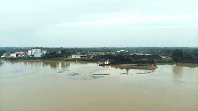 Foto udara sungai Batanghari di Desa Muara Jambi tercemar batu bara. Setiap tahun warga mengeluhkan debu hitam dari aktivitas stockpile batu bara. (/Istimewa)