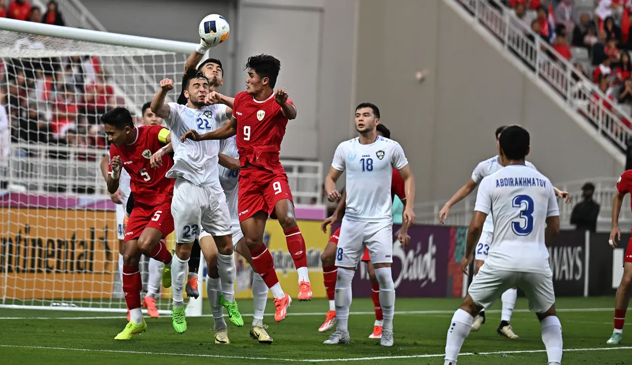 <p>Kiper Uzbekistan U-23, Abduvakhid Nematov meninju bola dari ancaman pemain Timnas Indonesia U-23, Ramadhan Sananta pada laga semifinal Piala Asia U-23 2024 di Abdullah bin Khalifa Stadium, Doha, Qatar, Senin (29/4/2024). (AFC)</p>