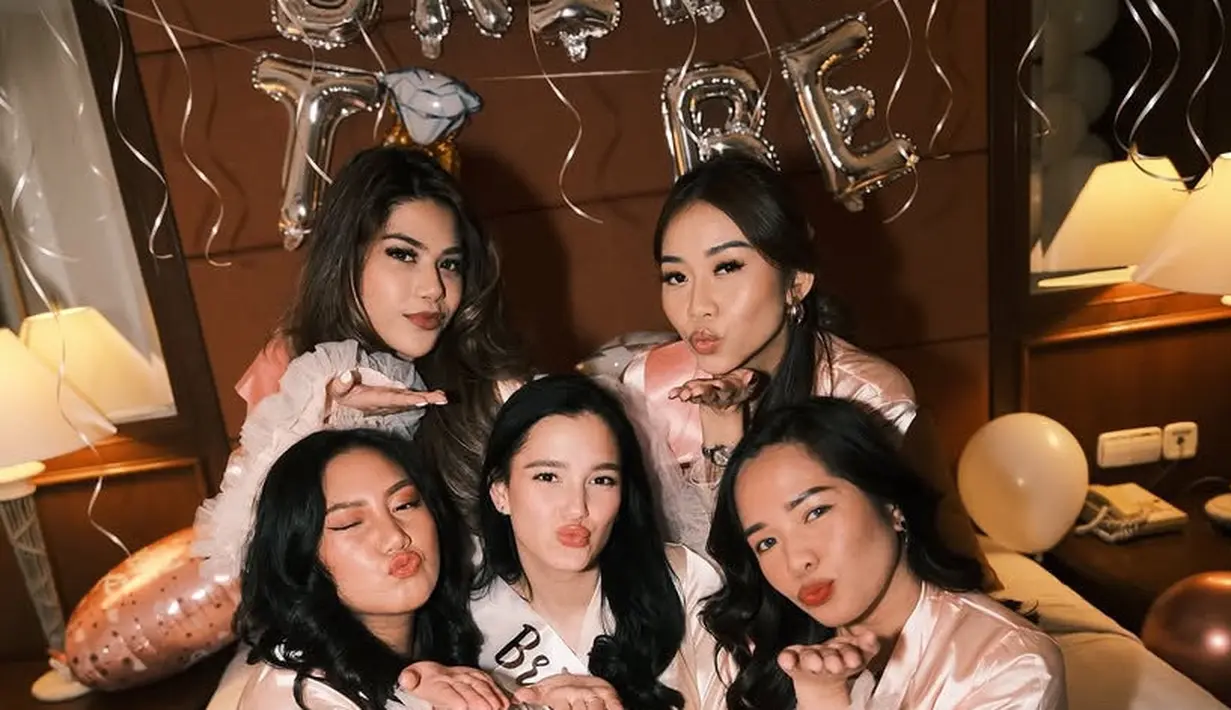 Dalam foto yang dibagikan di media sosialnya, terlihat bridal shower ini dilakukan di sebuah kamar. Kamar pun didekorasi sederhana dengan backdrop balon silver huruf bertuliskan bride to be. [@yxsmine.ow]