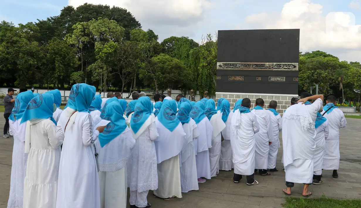 Sejumlah calon jemaah melaksanakan manasik (latihan) haji di Asrama Haji Pondok Gede, Jakarta, Senin (23/5/2022). Latihan manasik haji tersebut untuk membekali para calon jemaah haji dan umrah terkait pemahaman tata cara pelaksanaan ibadah secara mandiri ketika di tanah suci. (Liputan6.com/Herman Zakharia)