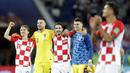 Para pemain Kroasia merayakan kemenangan atas Nigeria pada laga Piala Dunia di Stadion Kaliningrad, Rusia, Minggu (17/6/2018). Kroasia menang 2-0 atas Nigeria. (AP/Petr David Josek)