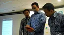 Mendikbud Anies Baswedan saat menjajal Aplikasi bernama Senayan Library Management System (SLiMS) di Perpustakaan Kemendikbud, Jakarta, Selasa (25/11/2014). (Liputan6.com/Johan Tallo)