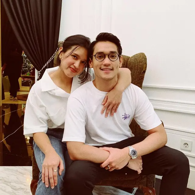 Potret Afgan dengan Kaos Warna Putih yang Bisa Jadi Referensi, Keren Tapi Simpel