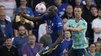 Penyerang Chelsea Romelu Lukaku berebut bola dengan bek Leicester City Jonny Evans pada laga tunda pekan ke-27 Liga Inggris 2021-2022 di Stadion Stamford Bridge, Jumat (20/5/2022) dini hari WIB. Chelsea harus puas bermain imbang 1-1 ketika menjamu Leicester City. (AP Photo/Frank Augstein)