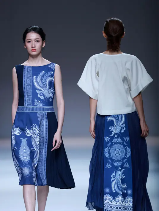 Model berjalan diatas catwalk mengenakan busana rancangan desainer Xuefei Sun yang mirip motif batik dalam China Fashion Week di Beijing, Tiongkok (30/10). Unsur oriental Batik Lasem Cina ini biasanya berupa motif fauna Cina. (AFP/STR)