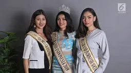 Miss Grand Indonesia 2019 Sarlin Jones (tengah) bersama runner up 1 Cindy Yuliani (kiri) dan runner up 2 Gabriella Hutahaean (kanan) berpose di Kantor KLY, Jakarta, Selasa (3/9/2019). Pemenang kontes ini akan melanjutkan langkah di Miss Grand Internasional 2019. (Liputan6.com/Herman Zakharia)