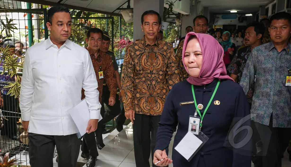 Presiden Joko Widodo (ketiga kiri) bersama Mendikbud Anies Baswedan (kiri) meninjau pelaksanaan Ujian Nasional (UN) di SMA Negeri 2 Jakarta, Selasa (14/4/2015). (Liputan6.com/Faizal Fanani)