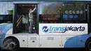 Seorang petugas memeriksa pintu bus Transjakarta baru saat peluncuran di Jakarta, Senin (18/4). Transjakarta resmi meluncurkan 600 unit bus single dan 51 bus gandeng baru yang akan menyebar di 17 rute. (Liputan6.com/Immanuel Antonius)