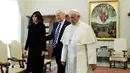 Presiden Donald Trump bersama Melania Trump mengunjungi Paus Fransiskus di Vatikan, Selasa (23/5). Trump berdiskusi dengan Paus mengenai sejumlah isu dari soal migran sampai kapitalisme tak terkendali dan perubahan iklim. (AP Photo / Evan Vucci)