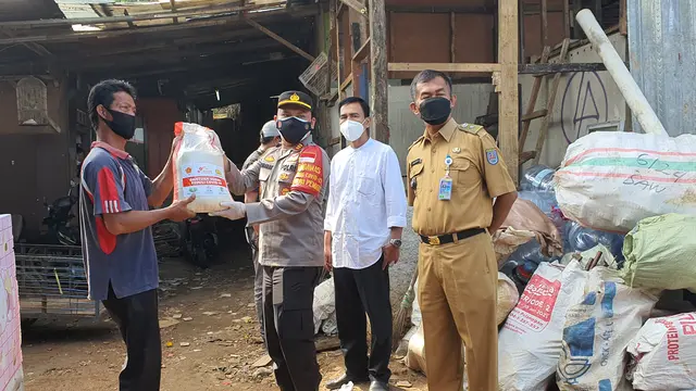 Pemberian sembako dan vaksinasi Covid-19 di kawasan kumuh Kota Depok