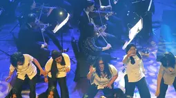 Kelompok paduan suara The Resonanz Children's Choir (TRCC) tampil saat Konser Beat It A Tribute to Michael Jackson di Gedung Teater Jakarta, Taman Ismail Marzuki, Jakarta Pusat, Sabtu (1/12). (New Fimela/Bambang Eros)