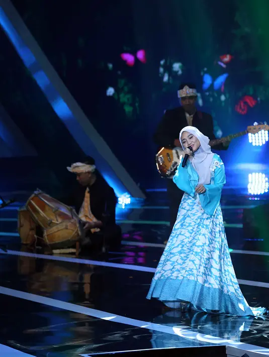 "Rasanya perform di acara yang formal lebih deg-degan, jadinya kurang nyaman. Ini beda aja, kan biasanya aku manggung crowd yang jingkrak-jingkrak, sekarang di depan pejabat," ungkap Fatin di sela-sela pergelaran Liputan6 Awards. (Nurwahyunan/Bintang.com)