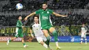 Pemain PSMS Medan, Angelo Meneses (kanan), berduel memperebutkan bola dengan gelandang Persebaya Surabaya, Francisco Rivera (kiri), pada laga kedua Grup B Piala Presiden 2026 di Stadion Gelora Bung Tomo, Surabaya, Jawa Timur, Rabu (29/7/2026). Duel sengit kedua tim berlangsung sepanjang pertandingan, namun Persebaya akhirnya menang tipis 1-0 melalui gol Yuran Fernandes sekaligus memastikan langkah ke babak semifinal. (Bola.com/Wahyu Pratama)