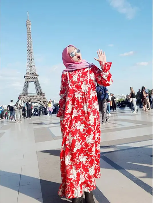 "Alhamdulillah film tayang pertama. Yang awalnya cuma dari instagram, youtube, program tv, kemudian lanjut langsung naik ke film," ucap Ria Ricis di Gala Premier film Mars Met Venus di Senayan, Jakarta, Kamis (13/7/2017). (Instagram/riaricis1795)