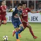 Gelandang Arema FC, Dendi Santoso, berusaha melewati gelandang Persija Jakarta, Sandi Sute, pada laga Liga 1 di SUGBK, Jakarta, Sabtu (31/3/2018). Persija menang 3-1 atas Arema FC. (Bola.com/Vitalis Yogi Trisna)