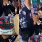 Video perayaan kecil ulang tahun bocah Aremania di tribun Kanjuruhan sesaat sebelum laga Arema Vs Persebaya berubah menjadi tragedi viral di media sosial. (Liputan6.com/ Ist/ @baby wedya)