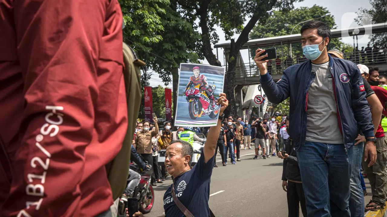 Antusias Warga Saksikan Parade MotoGP