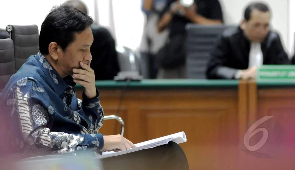 Mantan Kepala Dinas Perhubungan DKI, Udar Pristono saat menjalani sidang pembacaan dakwaan di Pengadilan Tipikor, Jakarta, Senin (13/4/2015). Udar ditetapkan sebagai tersangka korupsi pengadaan bus Transjakarta. (Liputan6.com/Andrian M Tunay)