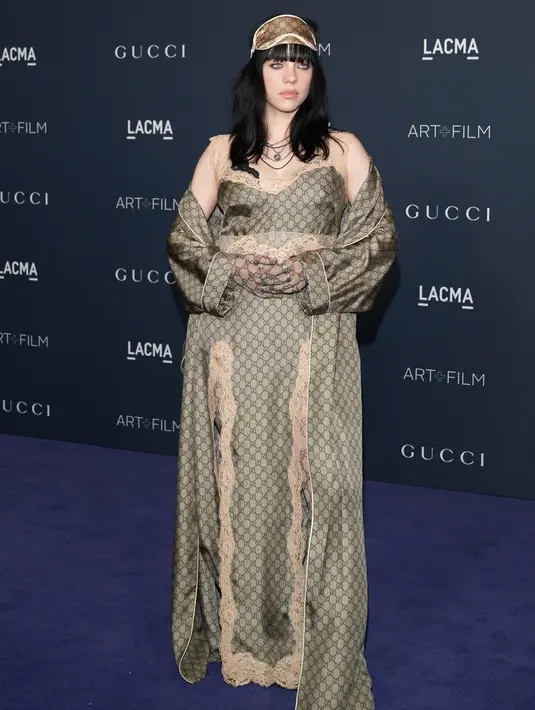 <p>Billie Eilish tiba pada acara LACMA Art+Film Gala di Los Angeles County Museum of Art, Los Angeles Amerika Serikat, 5 November 2022. Billie mengenakan gaun slip Gucci berenda yang menampilkan logo "GG" yang ikonik dan celah setinggi paha yang berani. (AP Photo/Allison Dinner)</p>