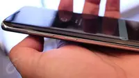 Tampak bagian sisi kiri Samsung Galaxy S8 yang tampilkan tombol volume dan tombol shortcut Bixby. (Liputan6.com/ Iskandar)
