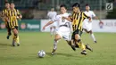 Pemain timnas U-19 Thailand berebut bola dengan pemain timnas U-19 Malaysia pada partai final Piala AFF U-18 2017 di Stadion Thuwunna, Myanmar (17/9). Tim Gajah Perang menang dua gol tanpa balas. (Liputan6.com/Yoppy Renato)