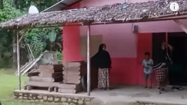 6 Potret Rumah Fajar Sad Boy, Sederhana Berdinding Kayu