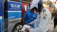 Belasan Angkutan Umumpun terjaring operasi petugas, Razia digelar untuk menekan tarif liar yang dilakukan sepihak oleh para sopir angkot dan bus kota, Selasa (25/6). (Liputan6.com/Andrian M. Tunay)