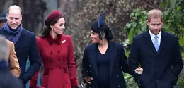 Kate Middleton dan Meghan Markle bersama suaminya Pangeran William dan Pangeran Harry saat menghadiri perayaan Natal kerajaan di Gereja St Mary Magdalene di Sandringham, Inggris (25/12). (AFP Photo/Paul Ellis)