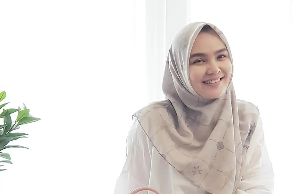 Hijab menutup dada Ria Miranda