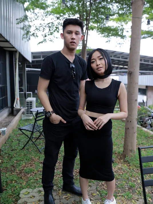 Saat sedang syuting video klip di Jag's Kitchen, Jagakarsa, Jakarta Selatan, Selasa (26/4/2016) keduanya hanya mengaku sebagai sebatas teman dan partner. (Adrian Putra/Bintang.com)