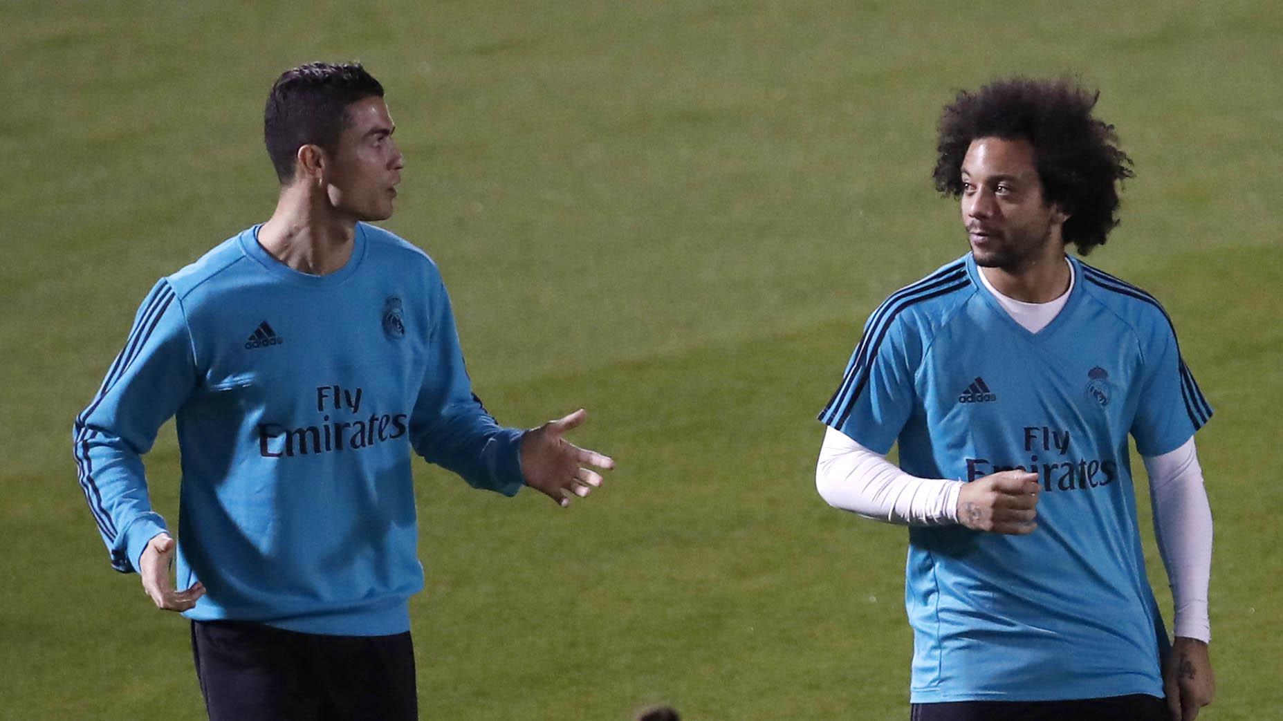 Striker Real Madrid, Cristiano Ronaldo berbincang dengan Marcelo saat latihan jelang laga final Piala Dunia Antarklub 2017 di Abu Dhabi, Kamis (14/12/2017). Real Madrid akan berhadapan dengan Gremio. (AP/Hassan Ammar)