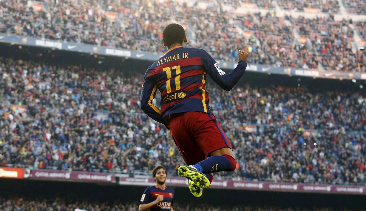 Pemain Barcelona Neymar  melakukan selebrasi usai mencetak gol saat melawan Villarreal pada lanjutan La Liga Spanyol di Stadion Camp Nou, Barcelona, Spanyol, MInggu (8/11/2015). (REUTERS/Albert Gea)