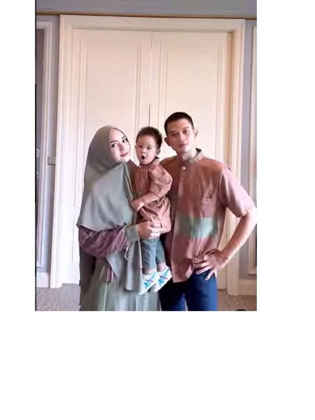 7 Gaya Citra Kirana, Rezky Aditya dan Baby Athar Pakai Baju Couple, Kompak Banget