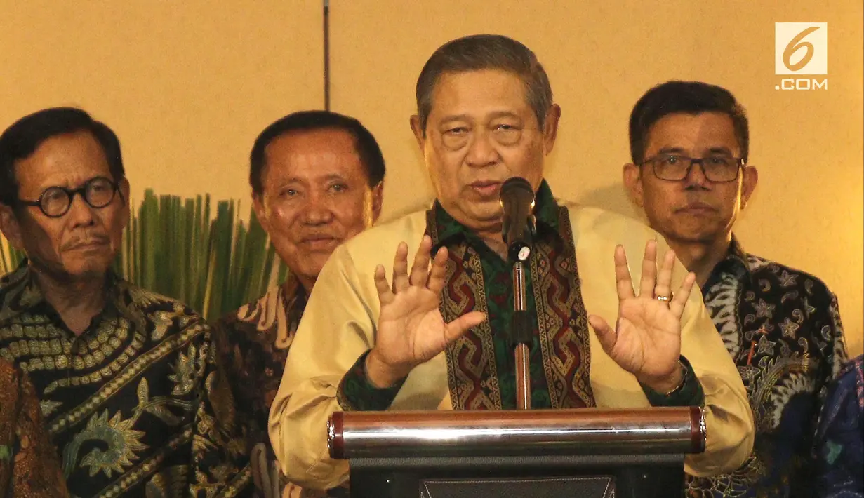 Ketua Umum Partai Demokrat Susilo Bambang Yudhoyono memberikan keterangan pers usai pertemuan di Gran Melia, Jakarta, Senin (30/7). Partai Demokrat dan PKS menyerahkan pemilihan cawapres kepada Prabowo. (Liputan6.com/Herman Zakharia)