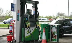 Saat ini, di Inggris, harga bensin kini menembus level di atas 1,5 paun per liter, atau sekitar 7,25 dolar AS per galon. Sementara, harga solar (diesel) melonjak hingga 1,77 paun per liter, atau sekitar 8,54 dolar AS per galon. Tampak dalam foto, pompa-pompa yang tidak digunakan untuk berbagai jenis bahan bakar terlihat di sebuah Stasiun Pengisian Bahan Bakar Umum (SPBU) di jalan A3, sebelah utara Guildford di Inggris selatan pada 29 Maret 2026. (JUSTIN TALLIS/AFP)