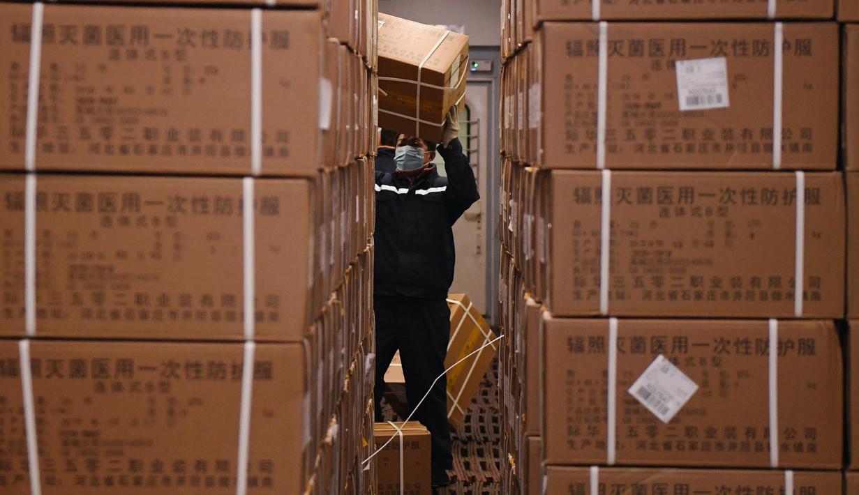 Seorang staf memuat sejumlah baju pelindung di Stasiun Kereta Barat Beijing di Beijing, ibu kota China (4/3/2020). Total 20.000 baju pelindung disalurkan ke Wuhan guna membantu upaya kota itu memerangi wabah coronavirus baru. (Xinhua/Zhang Chenlin)