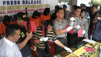 Polisi menangkap empat pelaku pemilik dan pembuat senjata api rakitan di Kota Tangerang. (Liputan6.com/Pramita Tristiawati)