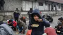 Sejumlah imigran makan makanan gratis di Belgrade, Serbia, Kamis (22/12). (REUTERS / Marko Djurica)