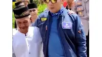 Ridwan Kamil sambangi rumah Abah Jajang. (Sumber: Instagram/nomilife_id)