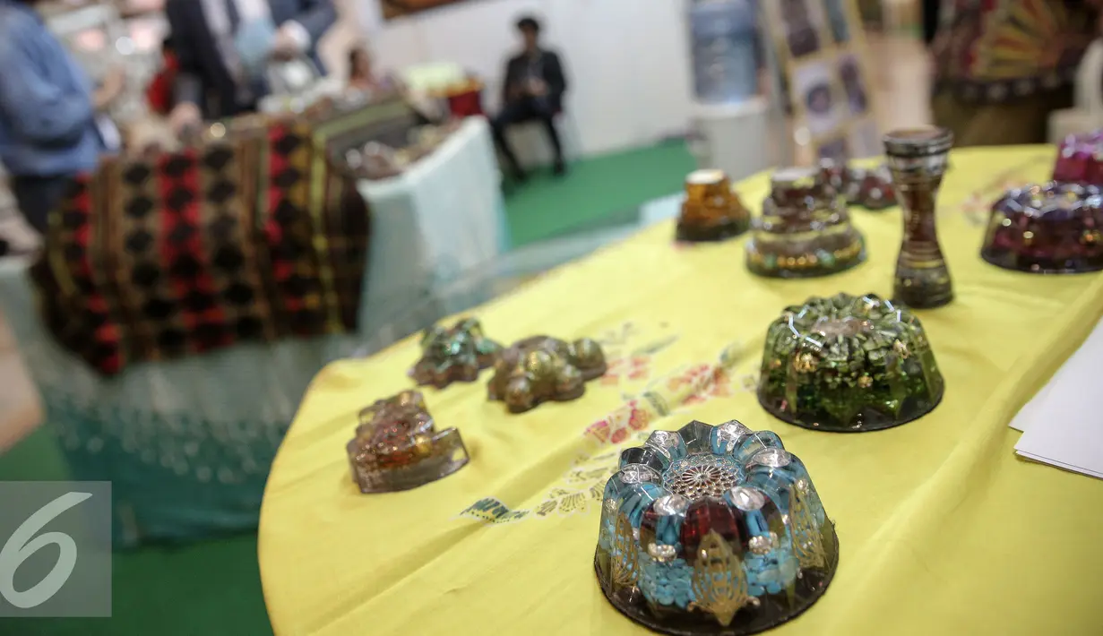 Sejumlah produk di pamerkan saat Trade Expo Indonesia 2015 di Jakarta, Rabu (21/10/2015). Pameran menghadirkan usaha skala mikro, kecil, menengah hingga besar, pameran berlangsung dari 21-25 Oktober 2015. (Liputan6.com/Faizal Fanani)
