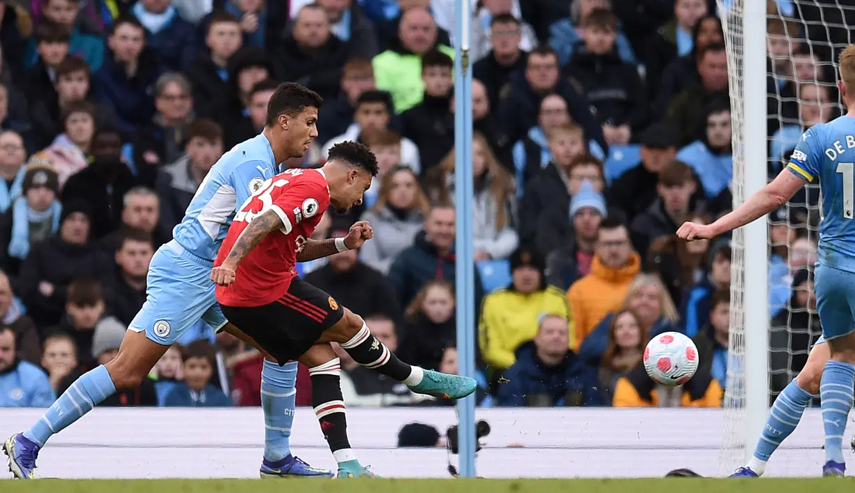 Manchester United berhasil menyamakan skor 1-1 pada menit ke-22. Gol dicetak Jadon Sancho melalui skema serangan balik cepat yang melibatkan Bruno Fernandes dan Paul Pogba. Didahului umpan Paul Pogba, Jadon Sancho menggiring bola untuk kemudian melepaskan sepakan terukur. (AFP/Oli Scarff)