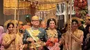 Akbar Supratman dan Fitri Feirel menggelar akad nikah dan resepi pernikahan di salah satu hotel Jakarta. Keduanya pun mengusung pernikahan tradisional yaitu adat Bugis. [@dhirbalaw]